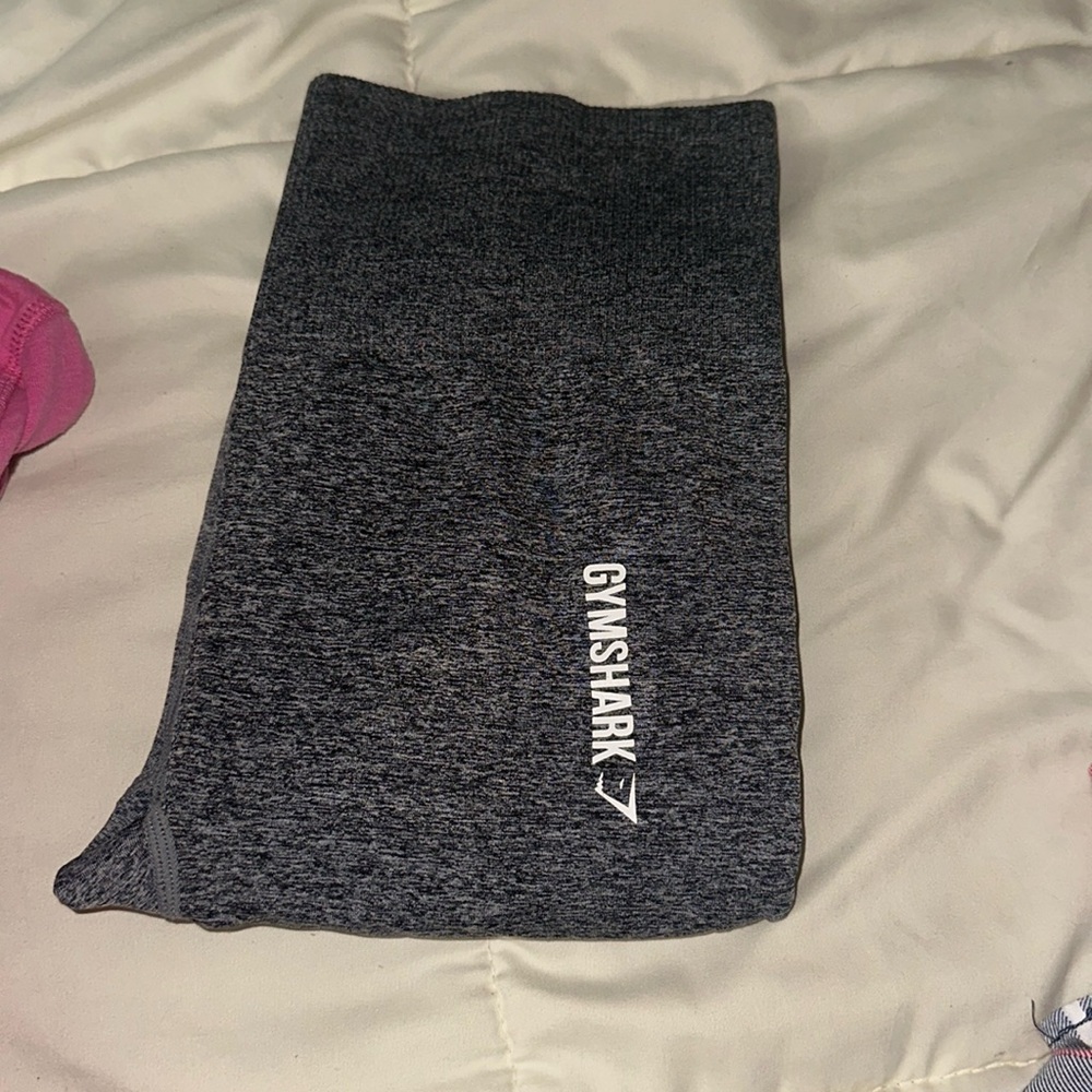 Gym shark leggings